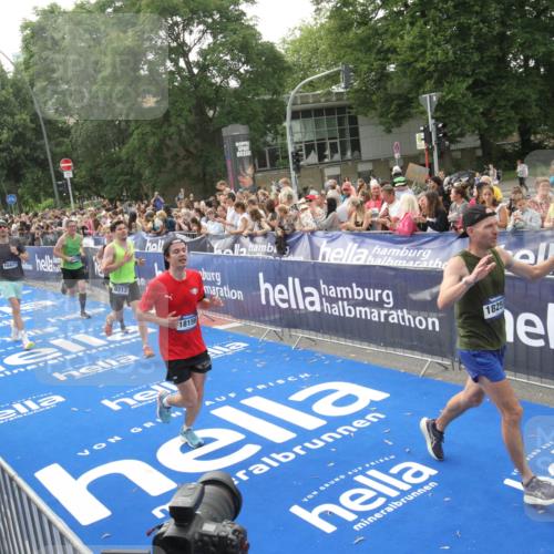 29.06.2025 - hella hamburg halbmarathon Michael Strokosch http://msf.ph/oto/8538339 29.06.2025 10:36:08 Ziel  meine-sportfotos.de