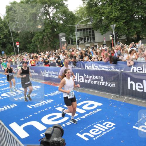 29.06.2025 - hella hamburg halbmarathon Michael Strokosch http://msf.ph/oto/8538340 29.06.2025 10:53:22 Ziel  meine-sportfotos.de