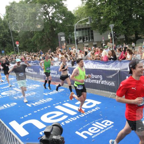 29.06.2025 - hella hamburg halbmarathon Michael Strokosch http://msf.ph/oto/8538341 29.06.2025 10:36:09 Ziel  meine-sportfotos.de