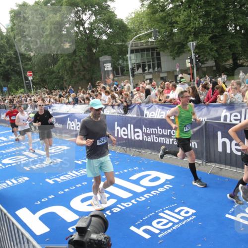 29.06.2025 - hella hamburg halbmarathon Michael Strokosch http://msf.ph/oto/8538344 29.06.2025 10:36:10 Ziel  meine-sportfotos.de