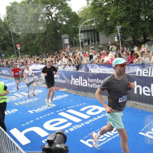 29.06.2025 - hella hamburg halbmarathon Michael Strokosch http://msf.ph/oto/8538346 29.06.2025 10:36:10 Ziel  meine-sportfotos.de