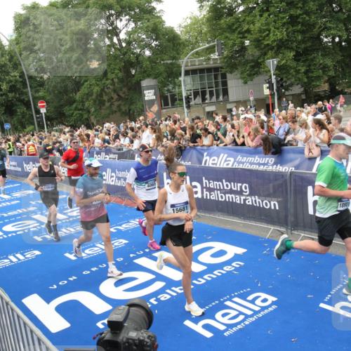 29.06.2025 - hella hamburg halbmarathon Michael Strokosch http://msf.ph/oto/8538351 29.06.2025 10:53:26 Ziel  meine-sportfotos.de