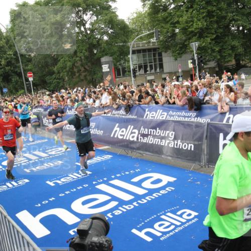 29.06.2025 - hella hamburg halbmarathon Michael Strokosch http://msf.ph/oto/8538354 29.06.2025 10:53:28 Ziel  meine-sportfotos.de