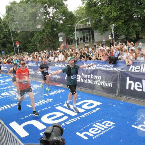 29.06.2025 - hella hamburg halbmarathon Michael Strokosch http://msf.ph/oto/8538355 29.06.2025 10:53:29 Ziel  meine-sportfotos.de
