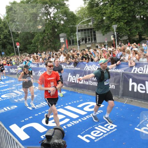 29.06.2025 - hella hamburg halbmarathon Michael Strokosch http://msf.ph/oto/8538356 29.06.2025 10:53:29 Ziel  meine-sportfotos.de