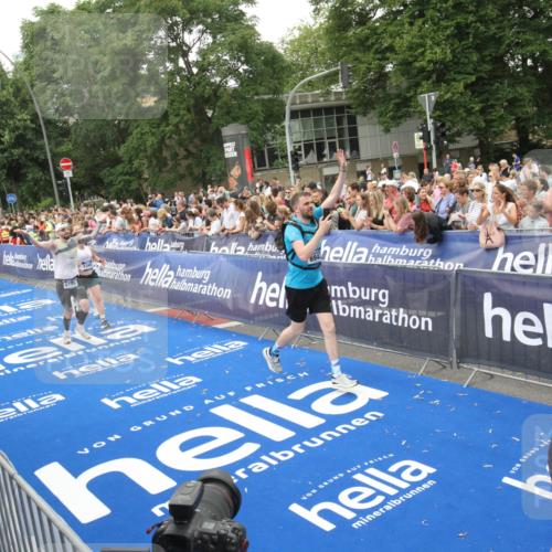 29.06.2025 - hella hamburg halbmarathon Michael Strokosch http://msf.ph/oto/8538358 29.06.2025 10:53:30 Ziel  meine-sportfotos.de