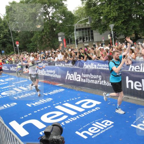 29.06.2025 - hella hamburg halbmarathon Michael Strokosch http://msf.ph/oto/8538359 29.06.2025 10:53:31 Ziel  meine-sportfotos.de
