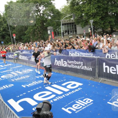 29.06.2025 - hella hamburg halbmarathon Michael Strokosch http://msf.ph/oto/8538360 29.06.2025 10:53:31 Ziel  meine-sportfotos.de