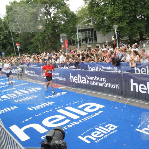 29.06.2025 - hella hamburg halbmarathon Michael Strokosch http://msf.ph/oto/8538362 29.06.2025 10:53:33 Ziel  meine-sportfotos.de