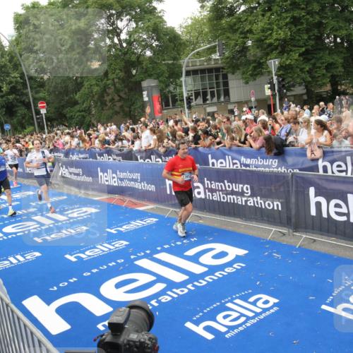 29.06.2025 - hella hamburg halbmarathon Michael Strokosch http://msf.ph/oto/8538363 29.06.2025 10:53:34 Ziel  meine-sportfotos.de