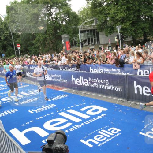 29.06.2025 - hella hamburg halbmarathon Michael Strokosch http://msf.ph/oto/8538364 29.06.2025 10:53:35 Ziel  meine-sportfotos.de
