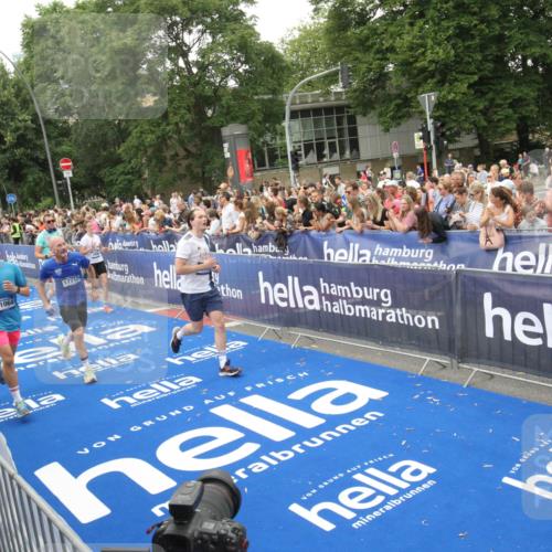 29.06.2025 - hella hamburg halbmarathon Michael Strokosch http://msf.ph/oto/8538365 29.06.2025 10:53:35 Ziel  meine-sportfotos.de