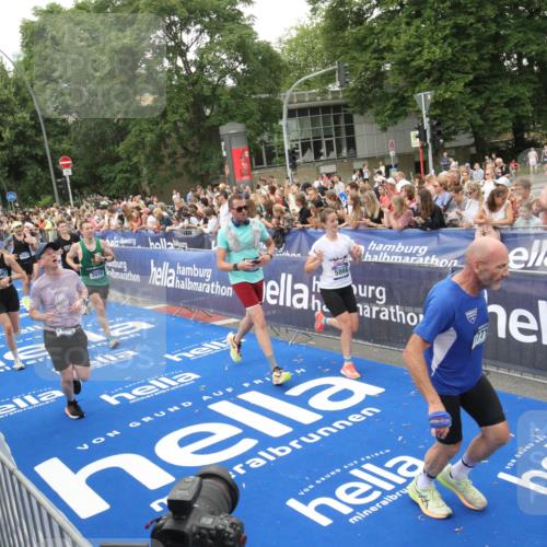 29.06.2025 - hella hamburg halbmarathon Michael Strokosch http://msf.ph/oto/8538368 29.06.2025 10:53:37 Ziel  meine-sportfotos.de