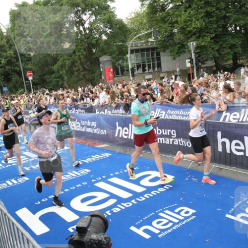29.06.2025 - hella hamburg halbmarathon Michael Strokosch http://msf.ph/oto/8538369 29.06.2025 10:53:37 Ziel  meine-sportfotos.de