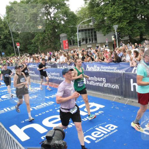 29.06.2025 - hella hamburg halbmarathon Michael Strokosch http://msf.ph/oto/8538370 29.06.2025 10:53:38 Ziel  meine-sportfotos.de