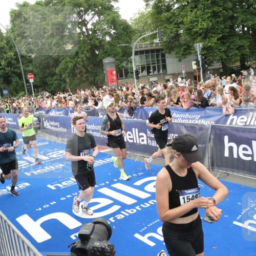 29.06.2025 - hella hamburg halbmarathon Michael Strokosch http://msf.ph/oto/8538373 29.06.2025 10:53:39 Ziel  meine-sportfotos.de