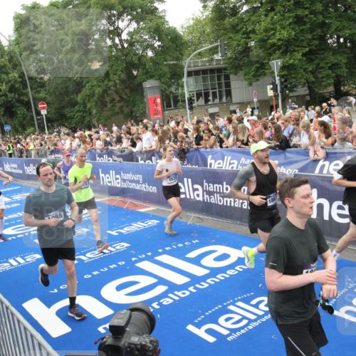 29.06.2025 - hella hamburg halbmarathon Michael Strokosch http://msf.ph/oto/8538375 29.06.2025 10:53:40 Ziel  meine-sportfotos.de