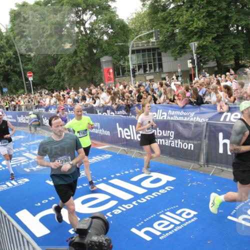 29.06.2025 - hella hamburg halbmarathon Michael Strokosch http://msf.ph/oto/8538376 29.06.2025 10:53:40 Ziel  meine-sportfotos.de