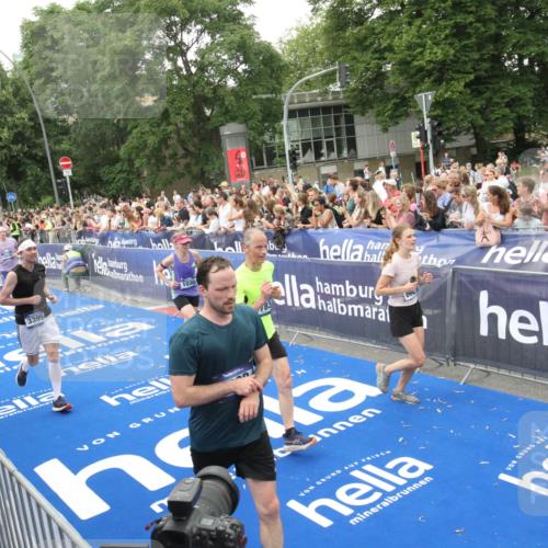 29.06.2025 - hella hamburg halbmarathon Michael Strokosch http://msf.ph/oto/8538377 29.06.2025 10:53:40 Ziel  meine-sportfotos.de