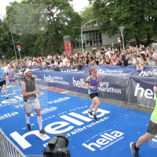 29.06.2025 - hella hamburg halbmarathon Michael Strokosch http://msf.ph/oto/8538379 29.06.2025 10:53:41 Ziel  meine-sportfotos.de