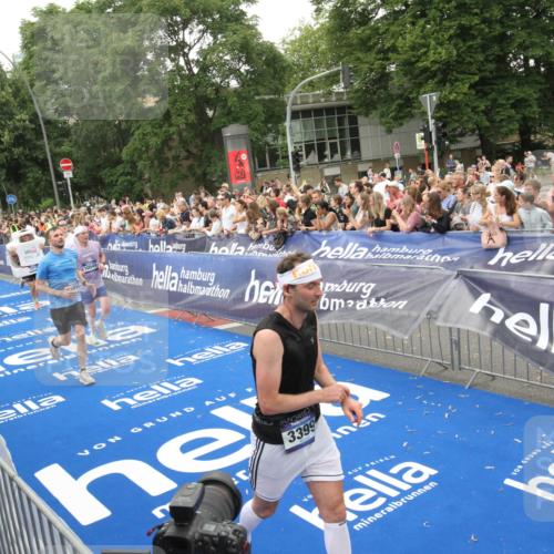 29.06.2025 - hella hamburg halbmarathon Michael Strokosch http://msf.ph/oto/8538380 29.06.2025 10:53:42 Ziel  meine-sportfotos.de