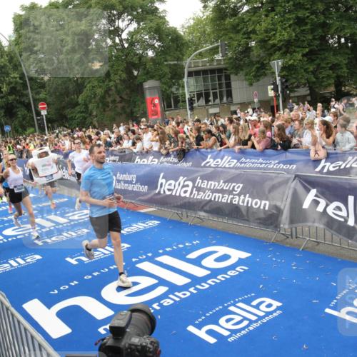 29.06.2025 - hella hamburg halbmarathon Michael Strokosch http://msf.ph/oto/8538381 29.06.2025 10:53:42 Ziel  meine-sportfotos.de