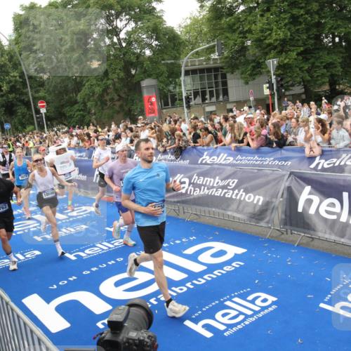 29.06.2025 - hella hamburg halbmarathon Michael Strokosch http://msf.ph/oto/8538382 29.06.2025 10:53:43 Ziel  meine-sportfotos.de