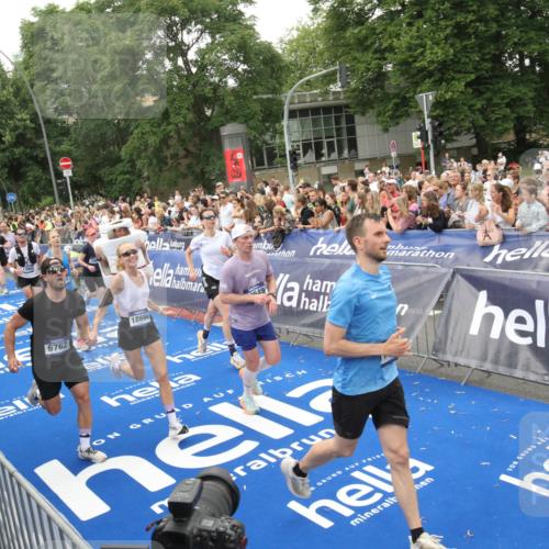 29.06.2025 - hella hamburg halbmarathon Michael Strokosch http://msf.ph/oto/8538383 29.06.2025 10:53:43 Ziel  meine-sportfotos.de