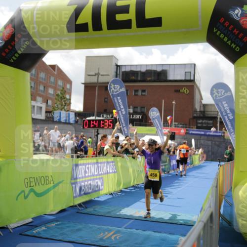 10.08.2025 - GEWOBA Citytriathlon Bremen H.Heesch http://msf.ph/oto/8538908 10.08.2025 11:45:12 Ziel 450 meine-sportfotos.de