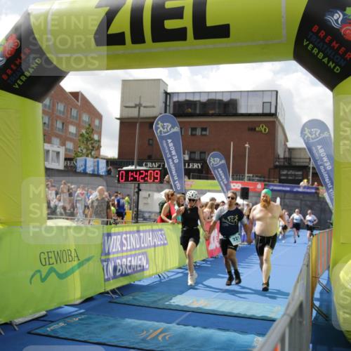 10.08.2025 - GEWOBA Citytriathlon Bremen H.Heesch http://msf.ph/oto/8538979 10.08.2025 11:45:47 Ziel 39, 221, 227 meine-sportfotos.de