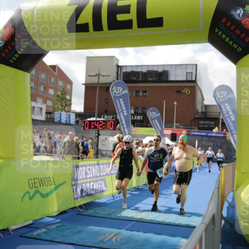 10.08.2025 - GEWOBA Citytriathlon Bremen H.Heesch http://msf.ph/oto/8538981 10.08.2025 11:45:47 Ziel 39, 221, 227 meine-sportfotos.de