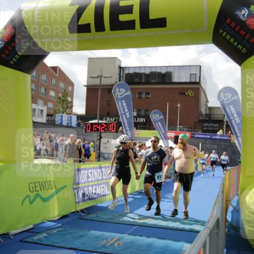 10.08.2025 - GEWOBA Citytriathlon Bremen H.Heesch http://msf.ph/oto/8538982 10.08.2025 11:45:47 Ziel 39, 221, 227 meine-sportfotos.de