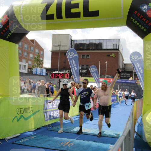 10.08.2025 - GEWOBA Citytriathlon Bremen H.Heesch http://msf.ph/oto/8538984 10.08.2025 11:45:47 Ziel 39, 221, 227 meine-sportfotos.de