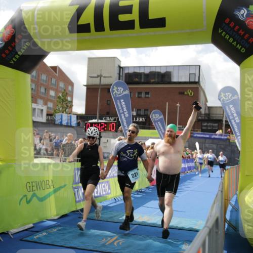 10.08.2025 - GEWOBA Citytriathlon Bremen H.Heesch http://msf.ph/oto/8538985 10.08.2025 11:45:47 Ziel 39, 221, 227 meine-sportfotos.de