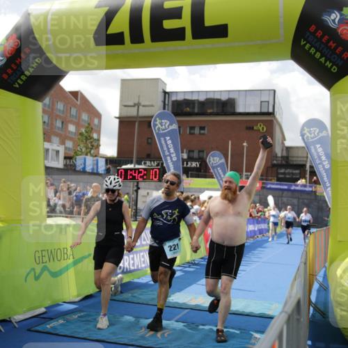 10.08.2025 - GEWOBA Citytriathlon Bremen H.Heesch http://msf.ph/oto/8538986 10.08.2025 11:45:47 Ziel 39, 221, 227 meine-sportfotos.de
