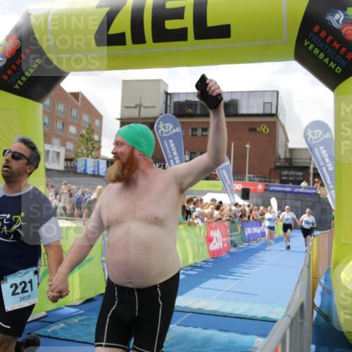 10.08.2025 - GEWOBA Citytriathlon Bremen H.Heesch http://msf.ph/oto/8538990 10.08.2025 11:45:48 Ziel 39, 221 meine-sportfotos.de