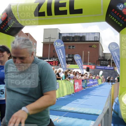 10.08.2025 - GEWOBA Citytriathlon Bremen H.Heesch http://msf.ph/oto/8539181 10.08.2025 11:47:40 Ziel 195, 415 meine-sportfotos.de