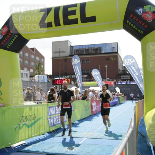 10.08.2025 - GEWOBA Citytriathlon Bremen H.Heesch http://msf.ph/oto/8539374 10.08.2025 14:08:55 Ziel 715, 857, 863 meine-sportfotos.de