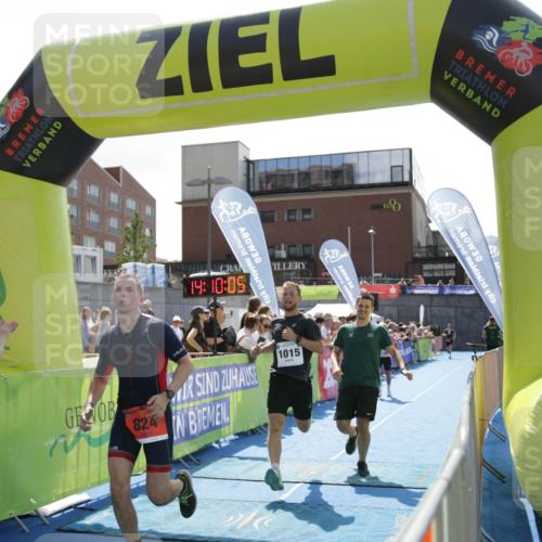 10.08.2025 - GEWOBA Citytriathlon Bremen H.Heesch http://msf.ph/oto/8539383 10.08.2025 14:10:03 Ziel 647, 824, 1015 meine-sportfotos.de