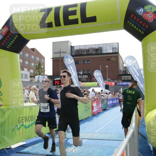 10.08.2025 - GEWOBA Citytriathlon Bremen H.Heesch http://msf.ph/oto/8539426 10.08.2025 14:15:25 Ziel 859, 1002 meine-sportfotos.de
