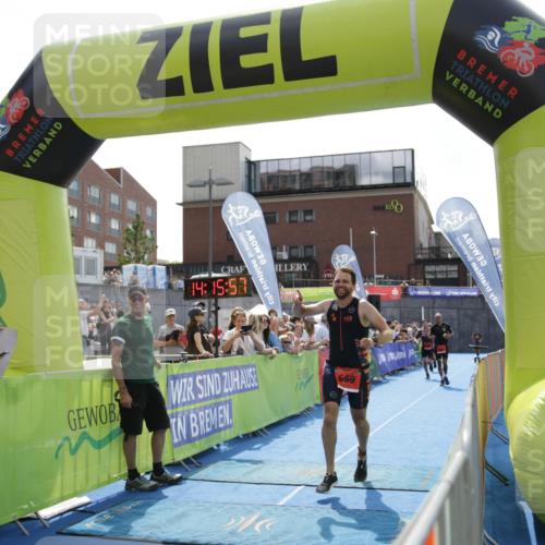 10.08.2025 - GEWOBA Citytriathlon Bremen H.Heesch http://msf.ph/oto/8539428 10.08.2025 14:15:55 Ziel 687, 699 meine-sportfotos.de