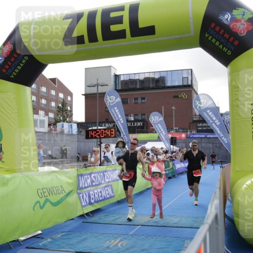 10.08.2025 - GEWOBA Citytriathlon Bremen H.Heesch http://msf.ph/oto/8539459 10.08.2025 14:20:42 Ziel 921, 934 meine-sportfotos.de