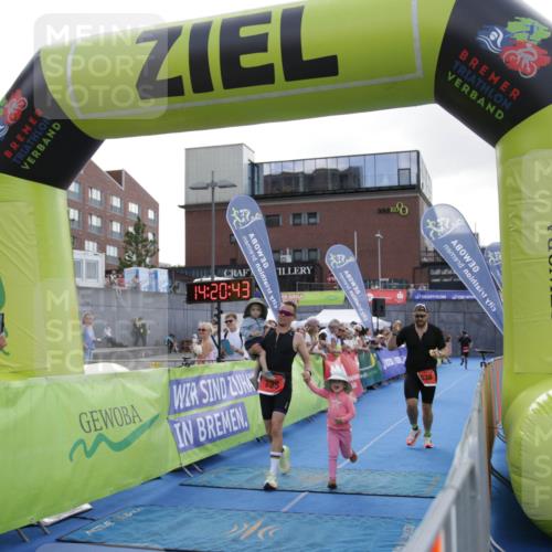 10.08.2025 - GEWOBA Citytriathlon Bremen H.Heesch http://msf.ph/oto/8539460 10.08.2025 14:20:42 Ziel 921, 934 meine-sportfotos.de