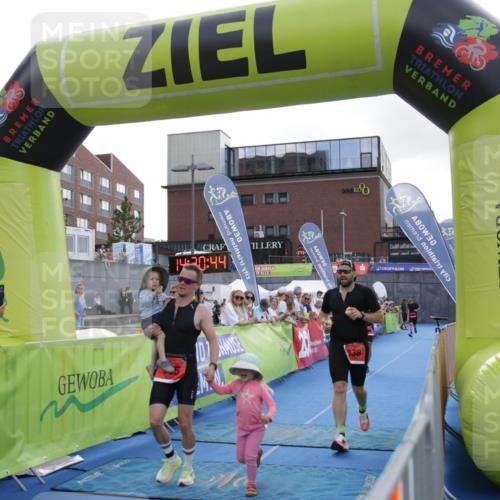 10.08.2025 - GEWOBA Citytriathlon Bremen H.Heesch http://msf.ph/oto/8539461 10.08.2025 14:20:43 Ziel 838, 921, 934 meine-sportfotos.de