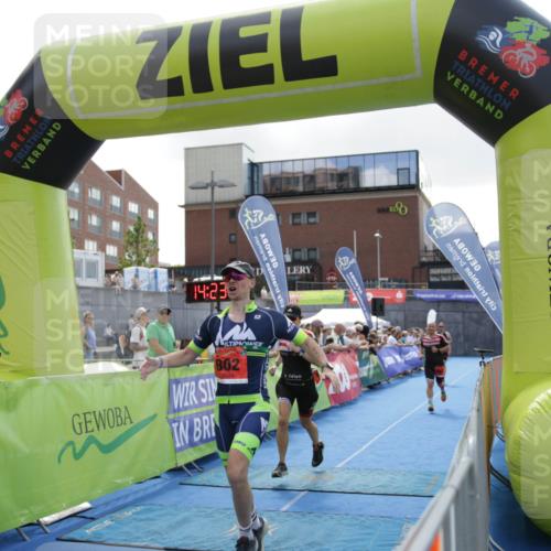 10.08.2025 - GEWOBA Citytriathlon Bremen H.Heesch http://msf.ph/oto/8539464 10.08.2025 14:23:49 Ziel 802, 915 meine-sportfotos.de