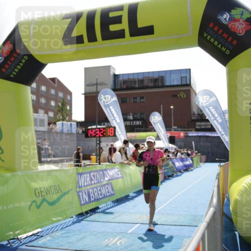 10.08.2025 - GEWOBA Citytriathlon Bremen H.Heesch http://msf.ph/oto/8539505 10.08.2025 14:32:17 Ziel 686, 923, 925 meine-sportfotos.de