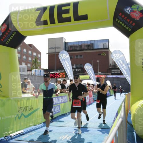 10.08.2025 - GEWOBA Citytriathlon Bremen H.Heesch http://msf.ph/oto/8539509 10.08.2025 14:35:24 Ziel 596, 652 meine-sportfotos.de