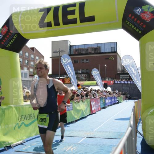 10.08.2025 - GEWOBA Citytriathlon Bremen H.Heesch http://msf.ph/oto/8539714 10.08.2025 15:26:55 Ziel 131, 295, 401 meine-sportfotos.de