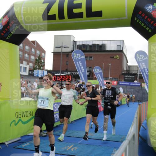 10.08.2025 - GEWOBA Citytriathlon Bremen H.Heesch http://msf.ph/oto/8539905 10.08.2025 11:27:06 Ziel 71, 239, 426, 428, 473 meine-sportfotos.de