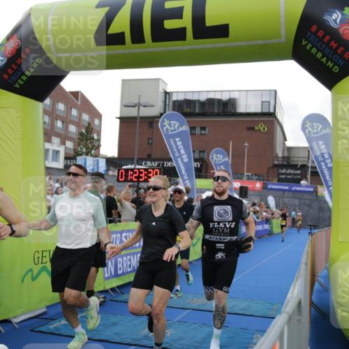 10.08.2025 - GEWOBA Citytriathlon Bremen H.Heesch http://msf.ph/oto/8539910 10.08.2025 11:27:06 Ziel 71, 239, 426, 428, 473 meine-sportfotos.de